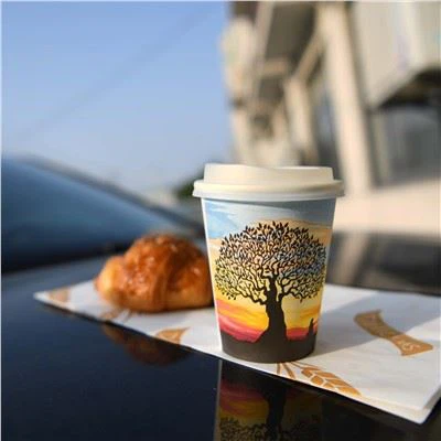 Jednorazowe kubki z papieru z recyklingu